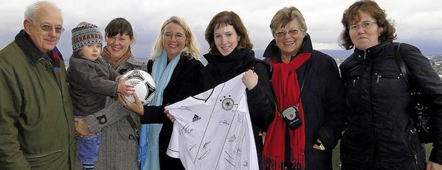 Preisverleihung mit Ausblick: Die Gewi...terbaumeisterin Yvonne Faller (Mitte).  | Foto: Mnsterbauverein