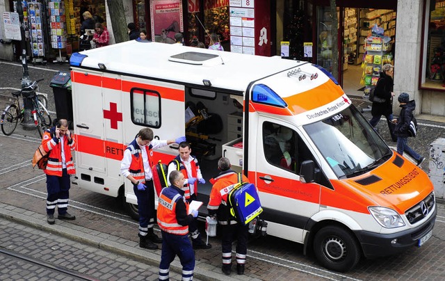 Notarzt und Rettungsdienst im Einsatz:...swagen von vier auf fnf aufgestockt.   | Foto: Thomas Kunz
