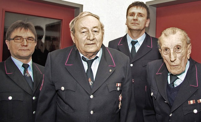 So sieht Treue aus: (von links) Komman...ahre) und Reinhold Anselm  (65 Jahre).  | Foto: Sandra Decoux-Kone