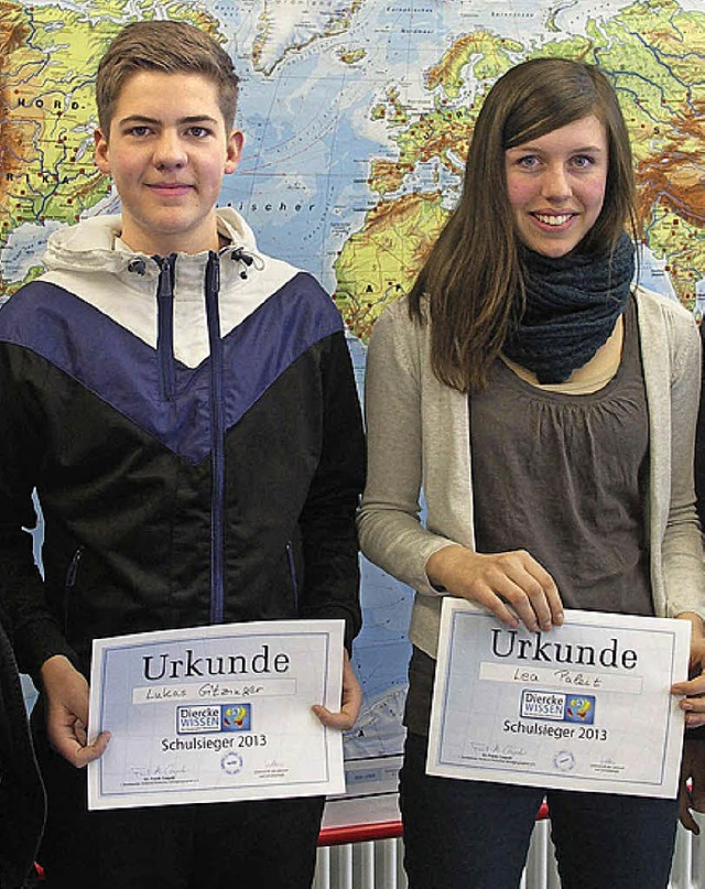 Lukas Gitzinger und Lea Paleit mit Urkunden.   | Foto: Schule