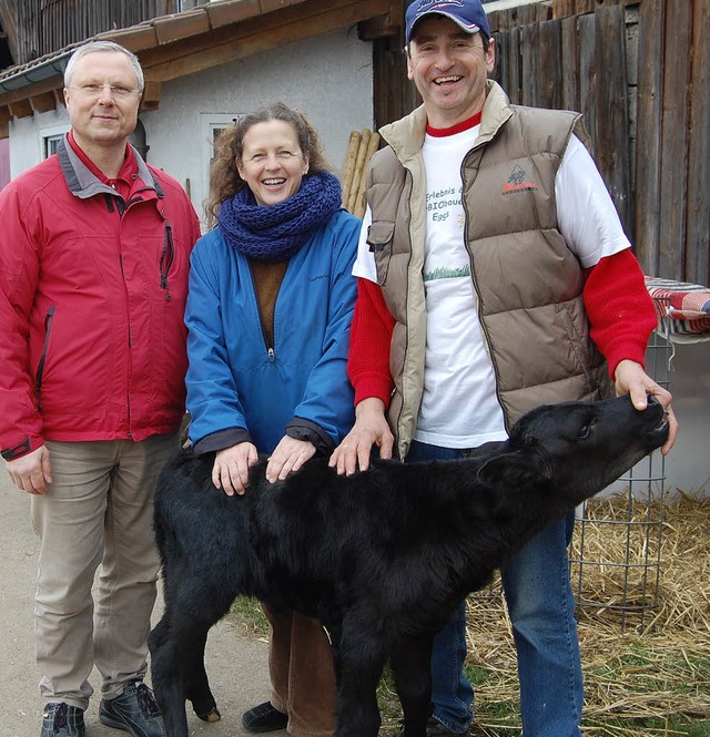 Kalb Rosalie fhlt sich sichtlich wohl...nette Fuchs und Landwirt Markus Eggs.   | Foto: renate tebbel