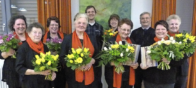 Die neuen Vorsitzenden  Ulrike Wolf un...ks) ehrten zahlreiche Chormitglieder.   | Foto: christine Weirich