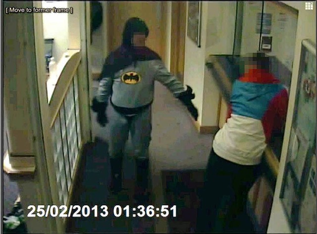 Britischer Batman liefert Kriminellen aus.  | Foto: dpa