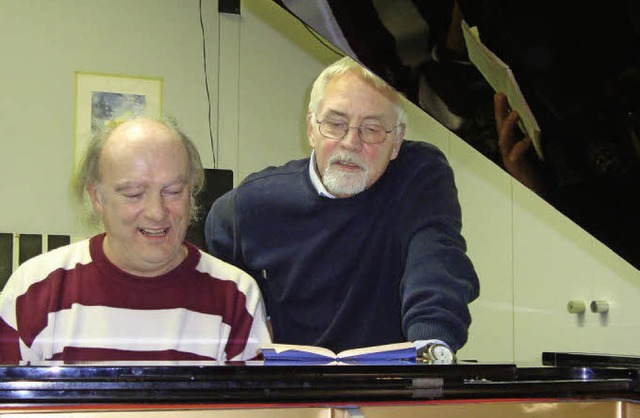 Manfred Brohammer (links) und Bernhard...ereiten ihre musikalische Lesung vor.   | Foto: Gabriele Fssler