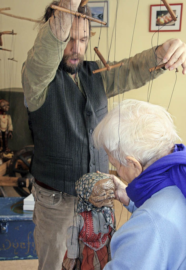 Dirk Siebert setzt &#8222;Oma Wawicka&...e Dame fhlt sich sofort angesprochen.  | Foto: Friederike Marx-Kohlstdt