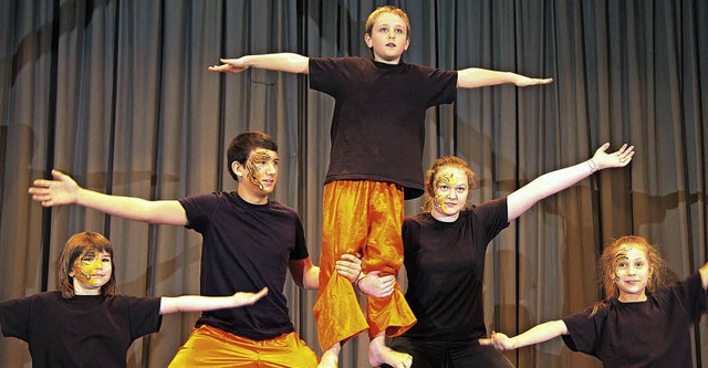 Die Akrobatikgruppe bei der Vorstellung des Zirkus Rustelli    | Foto: Sandra Decoux-Kone