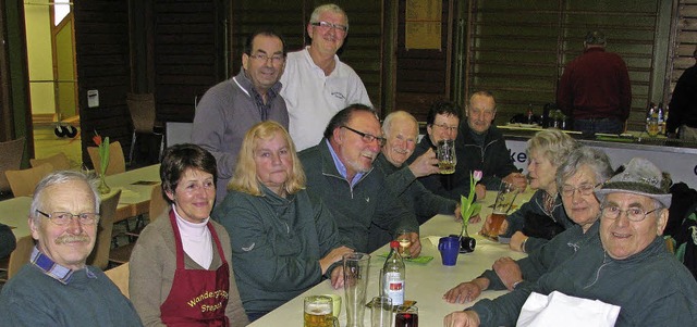 Frhliche Runde nach der Wanderung: Wa...nem Stellvertreter Siegbert Kranzer.    | Foto: Rombach