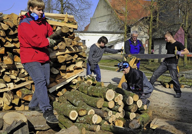 Schler der Berufsvorbereitenden Einri... Lehrer Herbert Kleeb  bei der Arbeit.  | Foto: Thomas Kunz