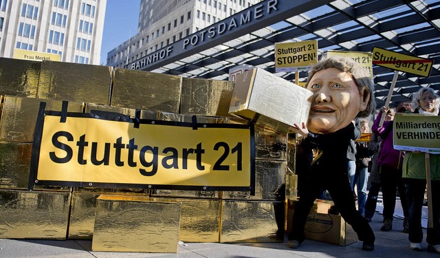 Mauer aus Goldbarren: Am Dienstag prot...erlin Aktivisten gegen  Stuttgart 21.   | Foto: DAPD