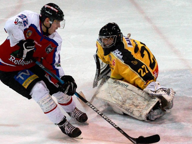 EHC-Strmer  Tobias Kunz   trickst Viona Harrer aus und trifft zum 7:3.  | Foto: Patrick Seeger