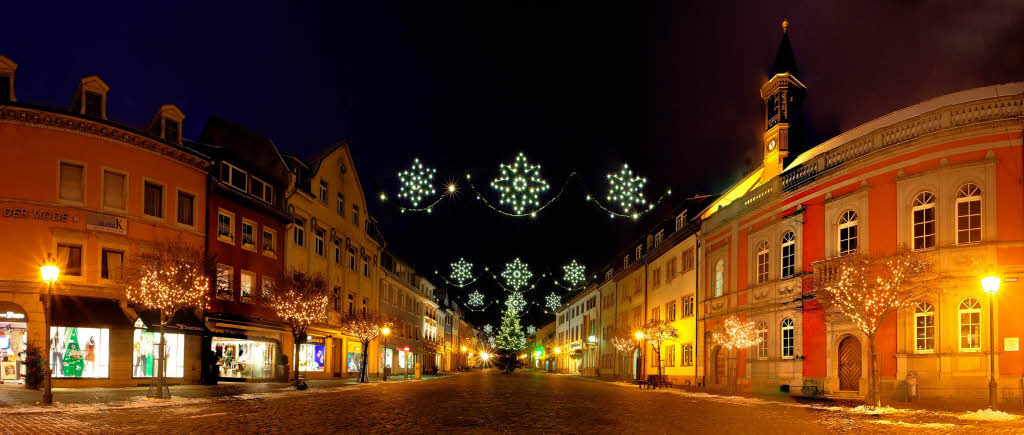 18. Dezember: Waldkircher Marktplatz in der blauen Stunde