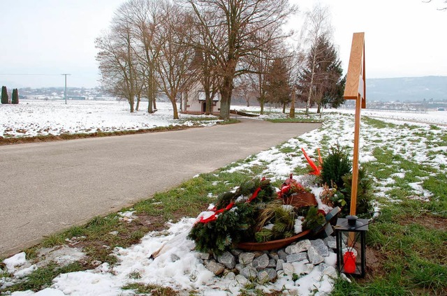 Unweit der Leutkirche (hinten) weist ein Kreuz auf die Bluttat hin.  | Foto: hr