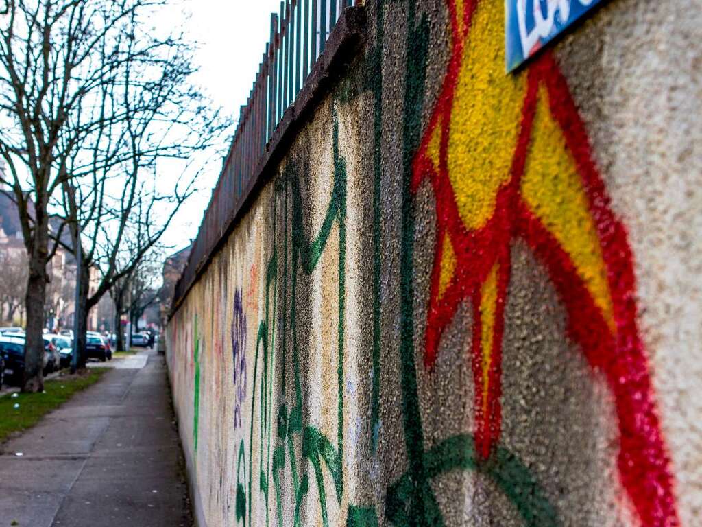 Im Stühlinger steht eine Mauer mit vielen Gesichtern. Im Stühlinger steht eine Mauer mit vielen Gesichtern.