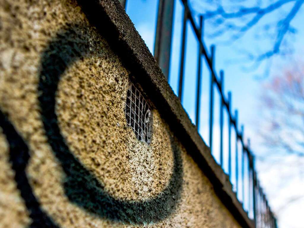 Im Stühlinger steht eine Mauer mit vielen Gesichtern. Im Stühlinger steht eine Mauer mit vielen Gesichtern.
