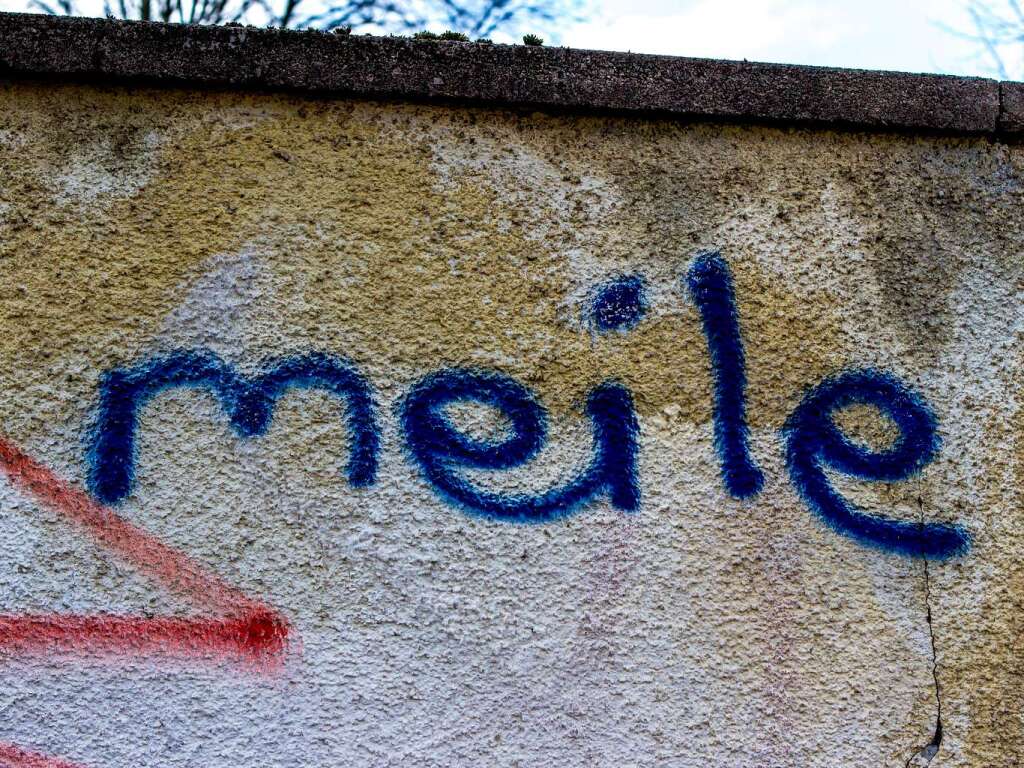 Im Stühlinger steht eine Mauer mit vielen Gesichtern. Im Stühlinger steht eine Mauer mit vielen Gesichtern.