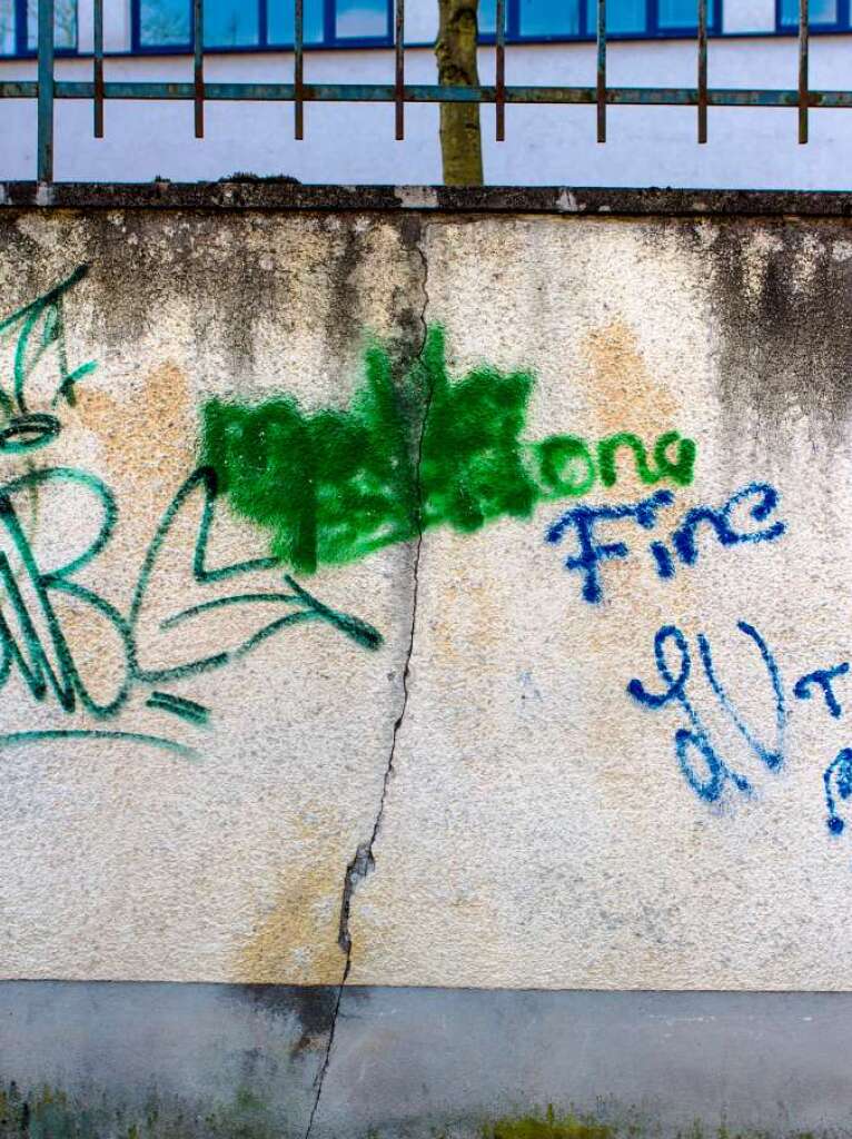 Im Stühlinger steht eine Mauer mit vielen Gesichtern. Im Stühlinger steht eine Mauer mit vielen Gesichtern.