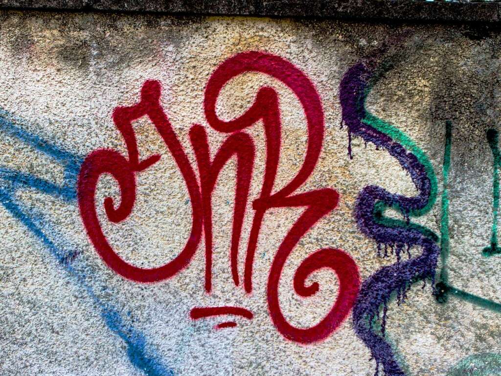 Im Stühlinger steht eine Mauer mit vielen Gesichtern. Im Stühlinger steht eine Mauer mit vielen Gesichtern.