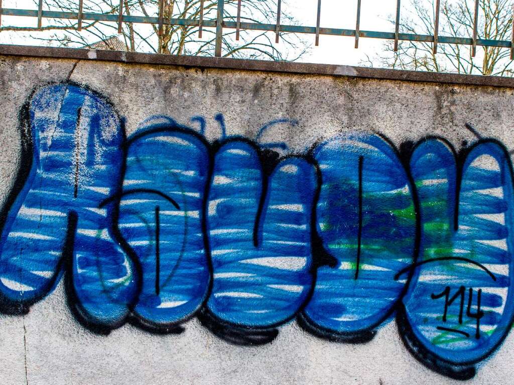 Im Stühlinger steht eine Mauer mit vielen Gesichtern. Im Stühlinger steht eine Mauer mit vielen Gesichtern.