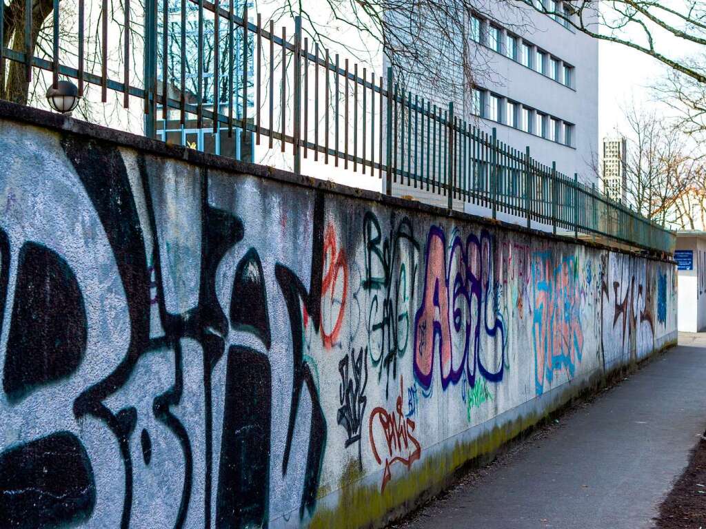 Im Stühlinger steht eine Mauer mit vielen Gesichtern. Im Stühlinger steht eine Mauer mit vielen Gesichtern.