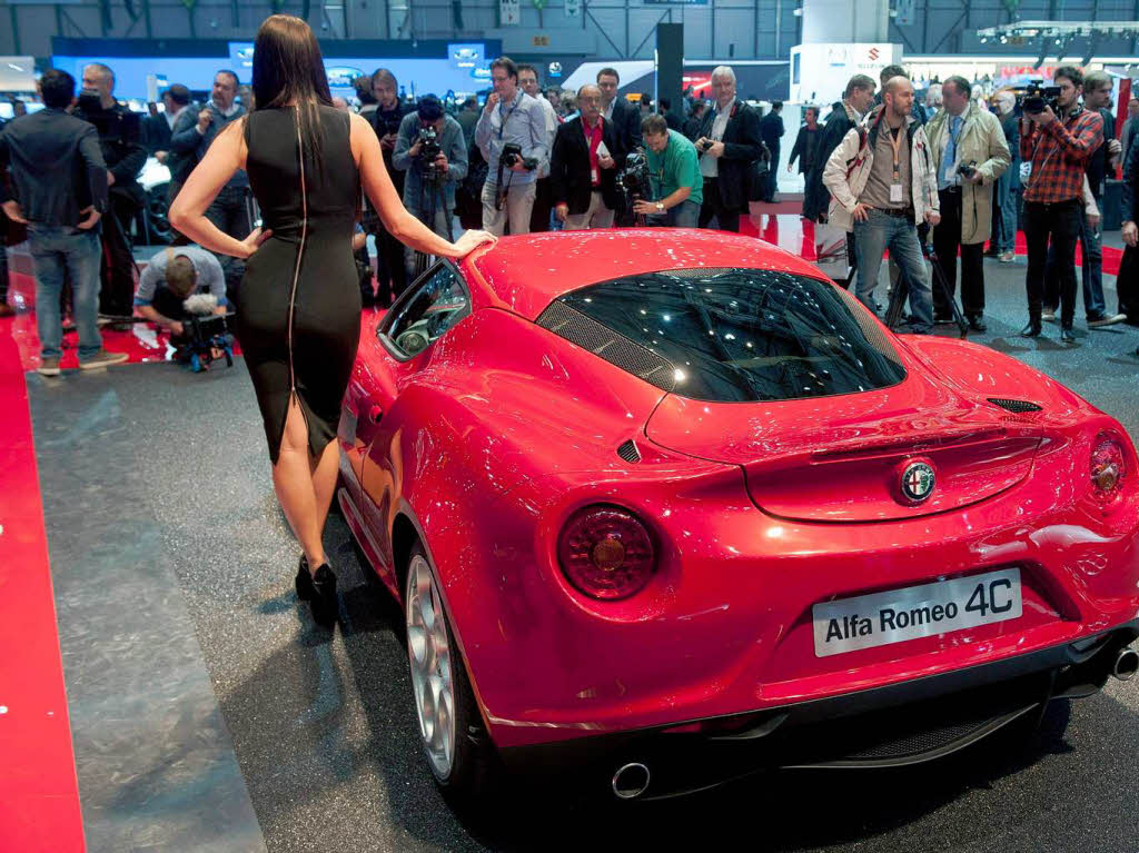 Ein zweisitziges Coup mit halb so viel Motorleistung wie der Porsche ist der Alfa Romeo 4C - bei einem Gewicht von weniger als einer Tonne.