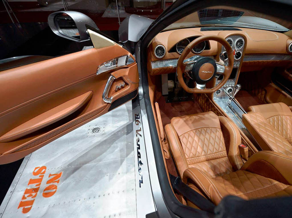 Die Produktion von 500 Exemplaren pro Jahr soll 2014 anlaufen, hie es am Messestand von Spyker. Einstiegsmodell heit bei dieser Marke nicht gnstig: Kunden mssen mit mehr als 100 000 Euro rechnen.