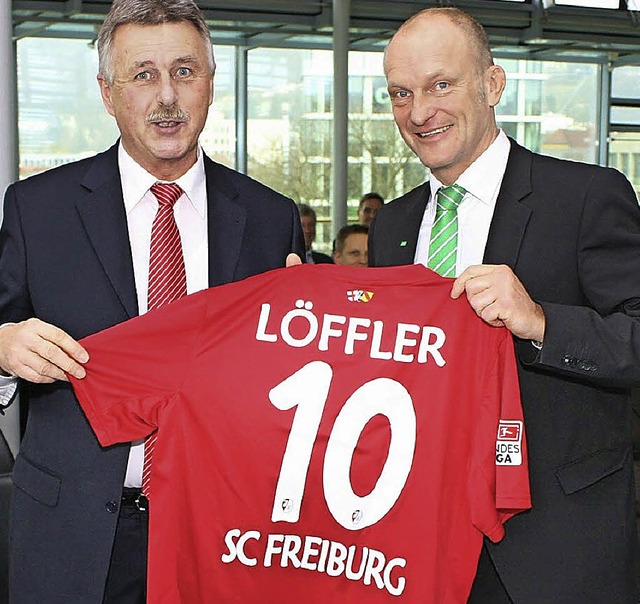 Zum Abschied bekam Arnold Lffler (lin...terschriften aller Spieler geschenkt.   | Foto: AOK