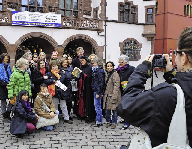 Gruppenbild mit Kochbuchautorinnen (un..., so wie hier bei einer Stadtfhrung.   | Foto: Thomas Kunz