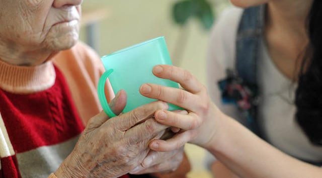 Die Zahl der pflegebedrftigen Menschen wchst.   | Foto: dpa