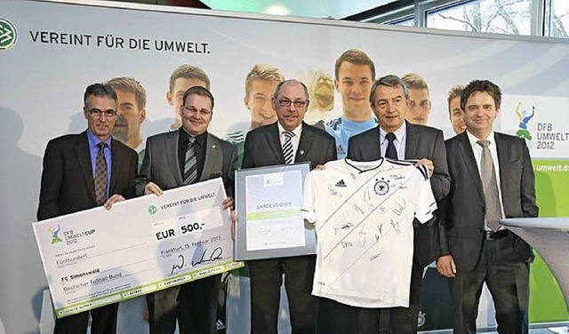 Bei der Preisverleihung beim DFB in Fr...t Wolfgang Niersbach (DFB Prsident).   | Foto: Privat