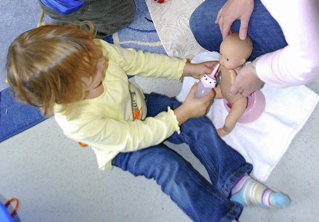 Frh bt sich: Dieses Kleinkind gibt seiner Puppe das Flschchen.  | Foto: Archivfoto: Ralf Staub