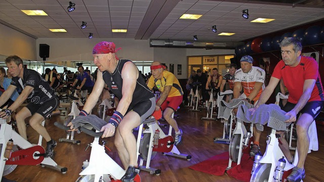 Benefiz-Indoor-Radeln im Fitness-Cente...en die ganzen zehn Stunden im Sattel.   | Foto: Joel Perin