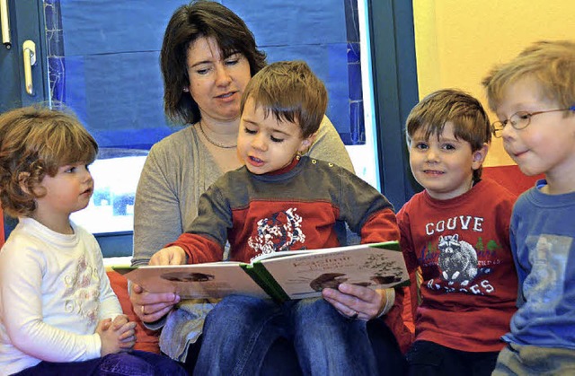 Ulla Stiewing liest bei Treffpunkt Kin... sich an der Freude der Kinder dabei.   | Foto: Svenja Groschupp