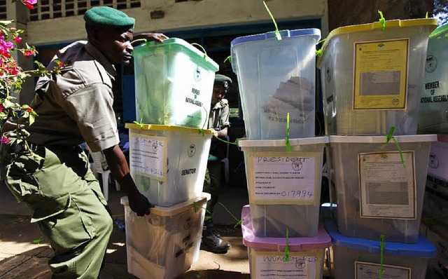 Stimmzettel treffen in Nairobi ein.   | Foto: dpa