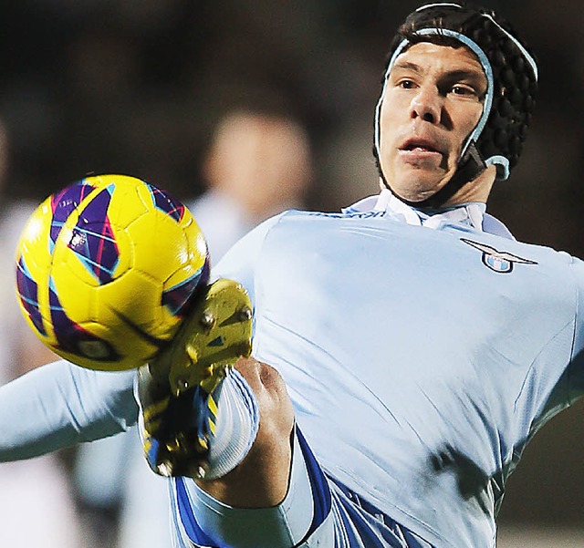 Knnte die Stuttgarter in Bedrngnis bringen: der Brasilianer Hernanes.   | Foto: AFP