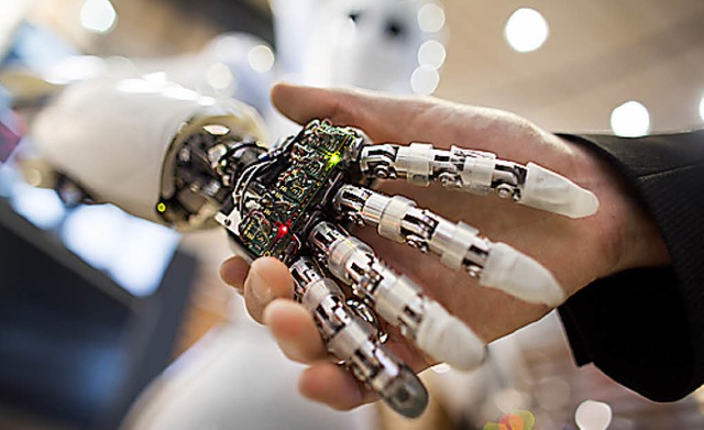 Cebit heit auch, dass der Roboter dir die Hand schttelt.   | Foto:  AFP