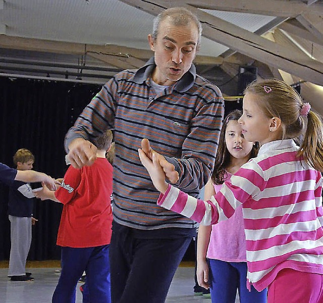 Szene mit Tnzer Enrico Tedde aus den ...hen mit Kindern der Anne-Frank-Schule.  | Foto: Kunstschule