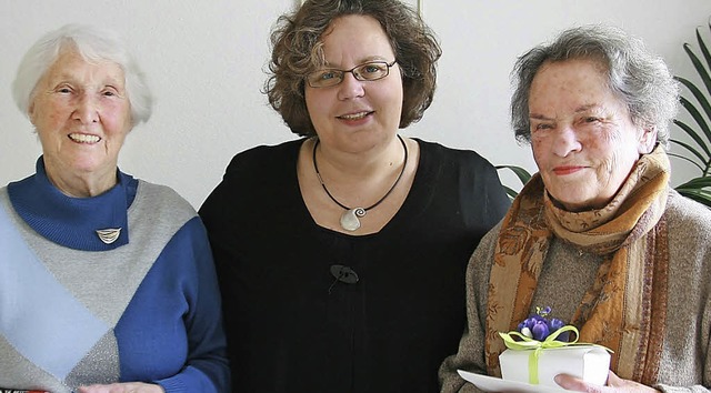 Zum 50. Mal nahm Inge Lacher (links) a...zel (Mitte) dankte fr so viel Treue.   | Foto: BZ