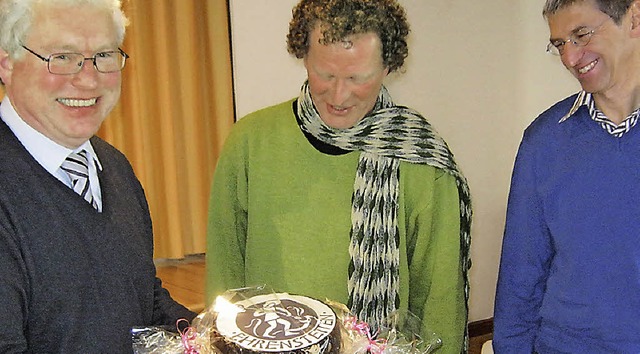 Rolf Kannen und Benedikt Schalk (von r... Pfarrer Herbert Malzacher antwortete.  | Foto: Anne Freyer