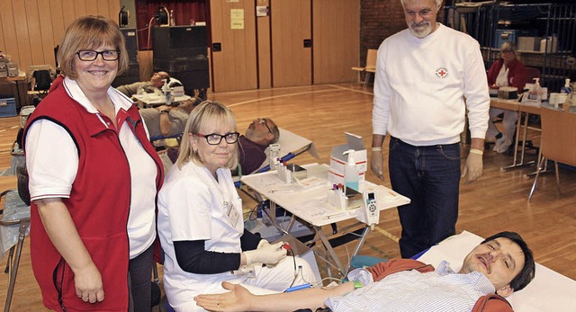 Claudia Hornecker, Bereitschaftsleiter...ung fr 50 Blutspendeaktionen am Ort.   | Foto: horst david