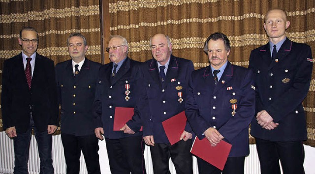 Mit dem Feuerwehr-Ehrenzeichen in Gold...ster Fehrenbach, rechts Markus Karrer   | Foto: model