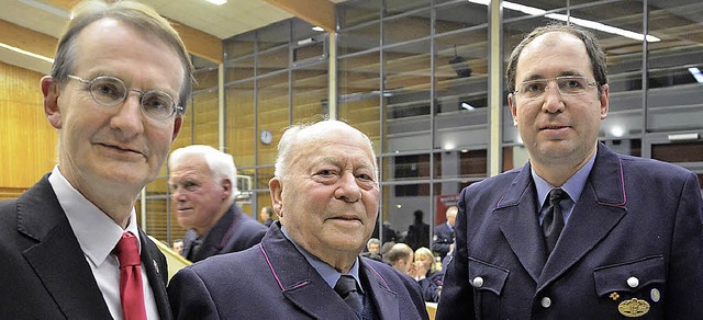 Eugen Seywald (Mitte) aus Schlatt wurd...ile und Brgermeister Ekkehart Meroth.  | Foto: Susanne Mller