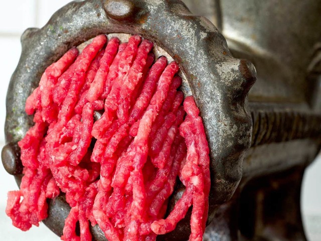 Pferdefleisch statt Rindfleisch &#8211...iner von vielen Lebensmittelskandalen.  | Foto: dpa