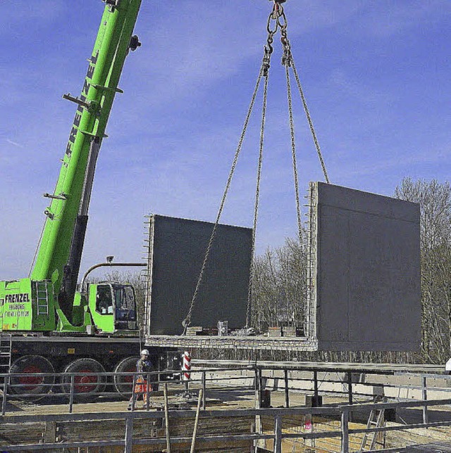 Am Westportal des Hugenwaldtunnels wir...er per Kran angefahren und eingehoben.  | Foto: Eberhard Wei, 