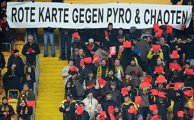 Mit roten Karten demonstrierten Fans v...Heimspiel Mitte Februar gegen Gewalt.   | Foto: dpa