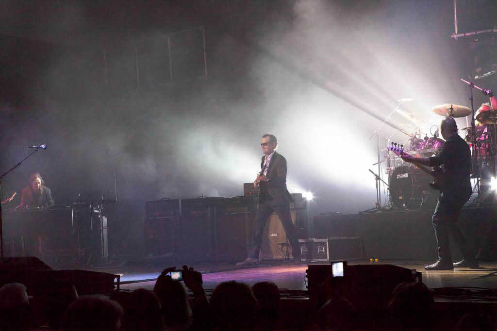 Gitarrist Joe Bonamassa und seine drei Begleiter Arlan Schierbaum (Keyboards), Carmine Rojas (Bass) und Tal Bergman (Drums) im Freiburger Konzerthaus.