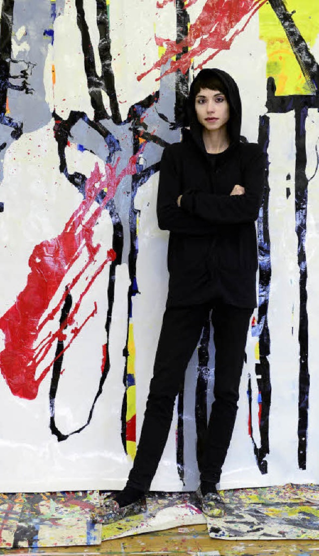 Ihre Arbeiten verstecken sich nicht: Lisa Krnzler in ihrem Atelier   | Foto: ingo schneider