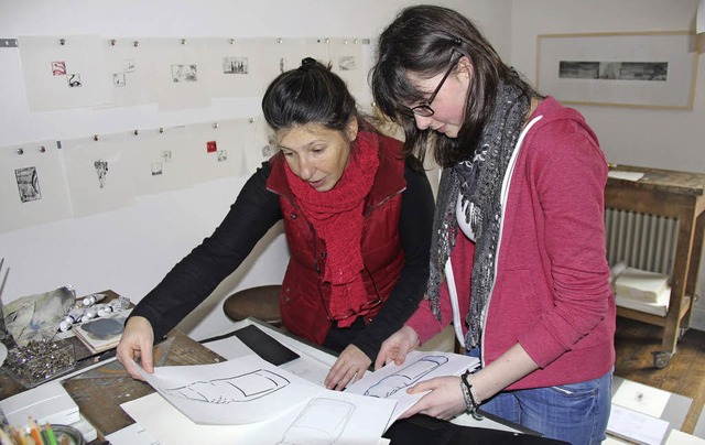 Felicitas Werth whlt mit Mentorin Gab...Werke fr ihre Abschlussaustellung aus  | Foto: Laura Vlker
