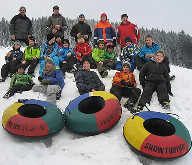 Riesenspa im Schnee genossen die Jung...eim Rodelnachmittag mit Schneereifen.   | Foto: privat