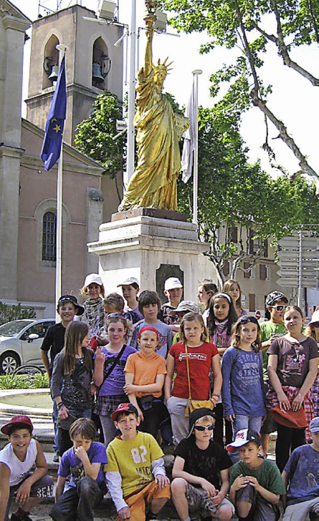 Denzlinger Schler vor der St.Cyrer Freiheitsstatue.   | Foto: Privat