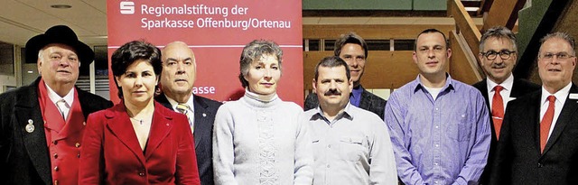 Die Vertreter der Schutterwlder Verei... ihre Spende von der Regionalstiftung.  | Foto: Sparkasse